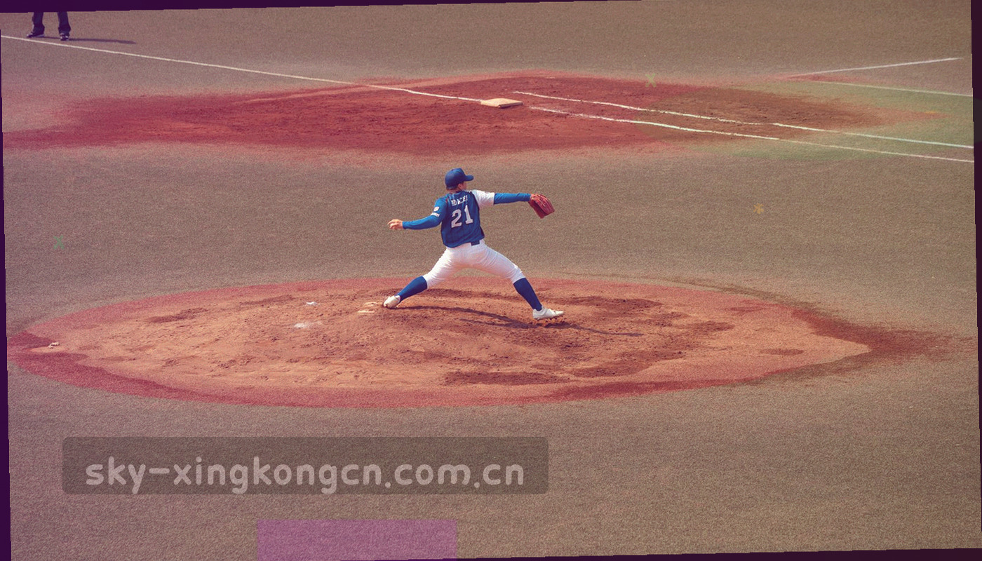 电视、平板与手机屏幕同时呈现同一份赛事公告界面，背景为深空蓝与星云紫