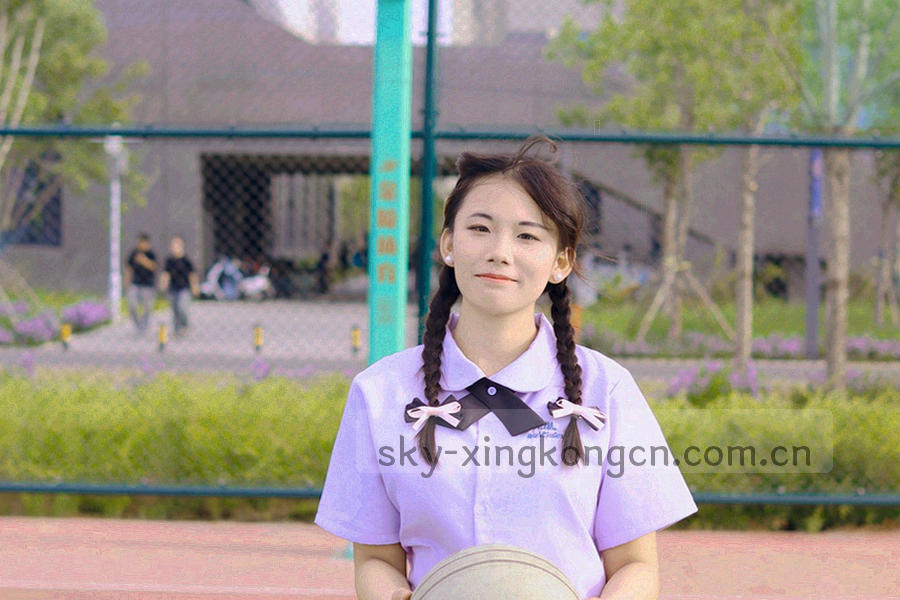 深空背景中的抽象战术板与发光数据折线，角落带专家专栏标签